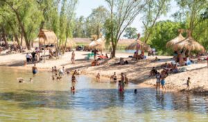 Este fin de semana dará inicio oficialmente la temporada de verano en San Nicolás con la apertura de los cuatro balnearios ubicados en distintos puntos de la ciudad. A partir del sábado 6 de diciembre, los espacios de La Emilia, Conesa, El Molino Santa Clara y La RYC SA volverán a convertirse en los lugares preferidos por los nicoleños para disfrutar del aire libre en familia o con amigos.