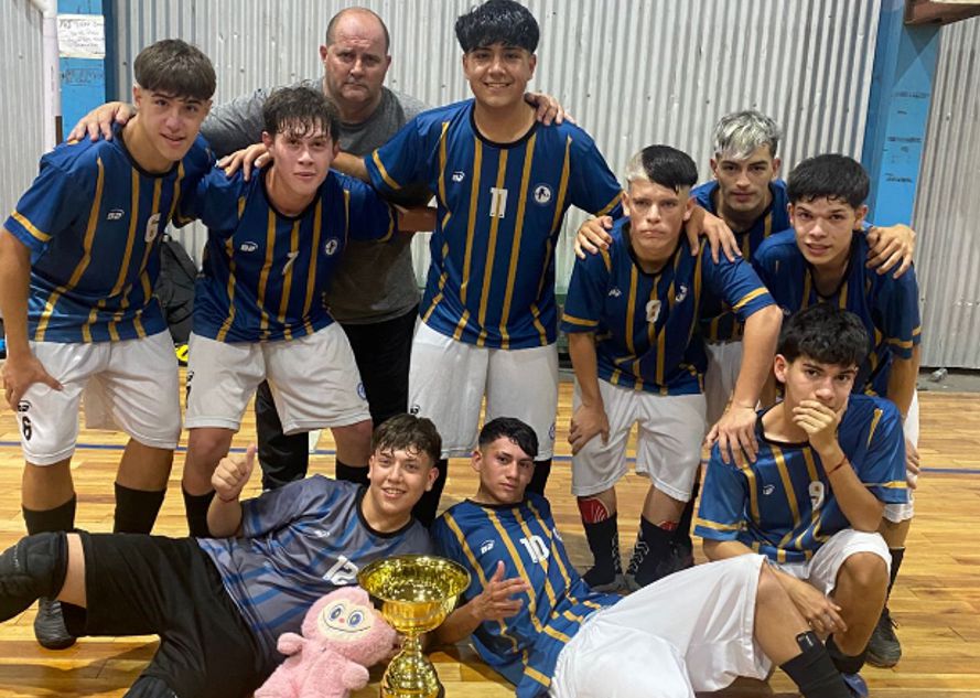 Vigiladores Fútbol Club, el equipo más reciente inscripto en la Liga Nicoleña de Fútbol, cerró el año de manera brillante y con un rendimiento sobresaliente. Con apenas un año de vida institucional, el conjunto logró consagrarse campeón en la categoría Sub 17 de futsal y obtuvo dos subcampeonatos en las divisiones Sub 15 y Sub 13, consolidándose como una de las grandes revelaciones de la temporada.