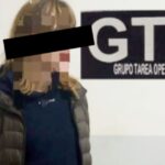 Una mujer de 42 años, identificada como Mónica Beatriz Santo e Silva, fue detenida en las últimas horas tras una serie de denuncias que la señalaban como la autora de múltiples robos bajo la modalidad conocida como “viuda negra”. La acusada seducía a sus víctimas, las drogaba y luego aprovechaba su vulnerabilidad para concretar los ilícitos, según informaron fuentes policiales.
