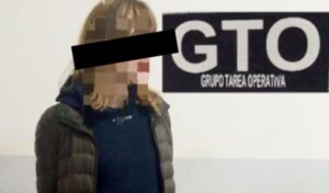 Una mujer de 42 años, identificada como Mónica Beatriz Santo e Silva, fue detenida en las últimas horas tras una serie de denuncias que la señalaban como la autora de múltiples robos bajo la modalidad conocida como “viuda negra”. La acusada seducía a sus víctimas, las drogaba y luego aprovechaba su vulnerabilidad para concretar los ilícitos, según informaron fuentes policiales.