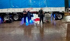 El viernes 9 de enero quedará marcado como una jornada trágica para los vecinos de San Nicolás, luego de registrarse dos accidentes de tránsito con víctimas fatales y el hallazgo de una persona sin vida en la vía pública, hechos que generaron profunda conmoción en distintos puntos de la ciudad.