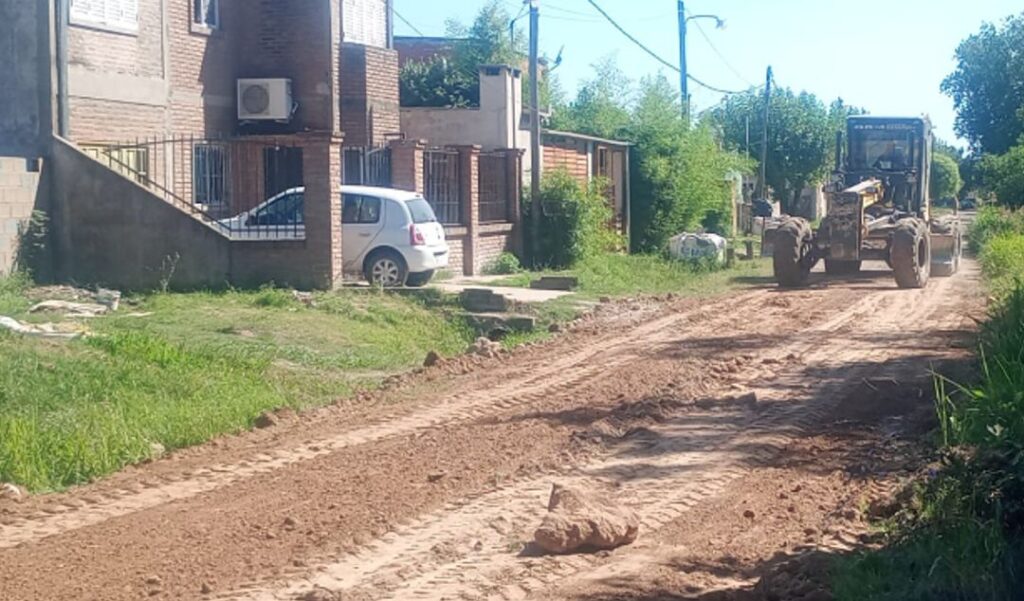 La Municipalidad de San Nicolás continúa desarrollando trabajos de mejora y mantenimiento de calles y zanjas en distintos barrios de la ciudad, como parte de un plan de obras que busca optimizar la circulación y las condiciones de vida de los vecinos.