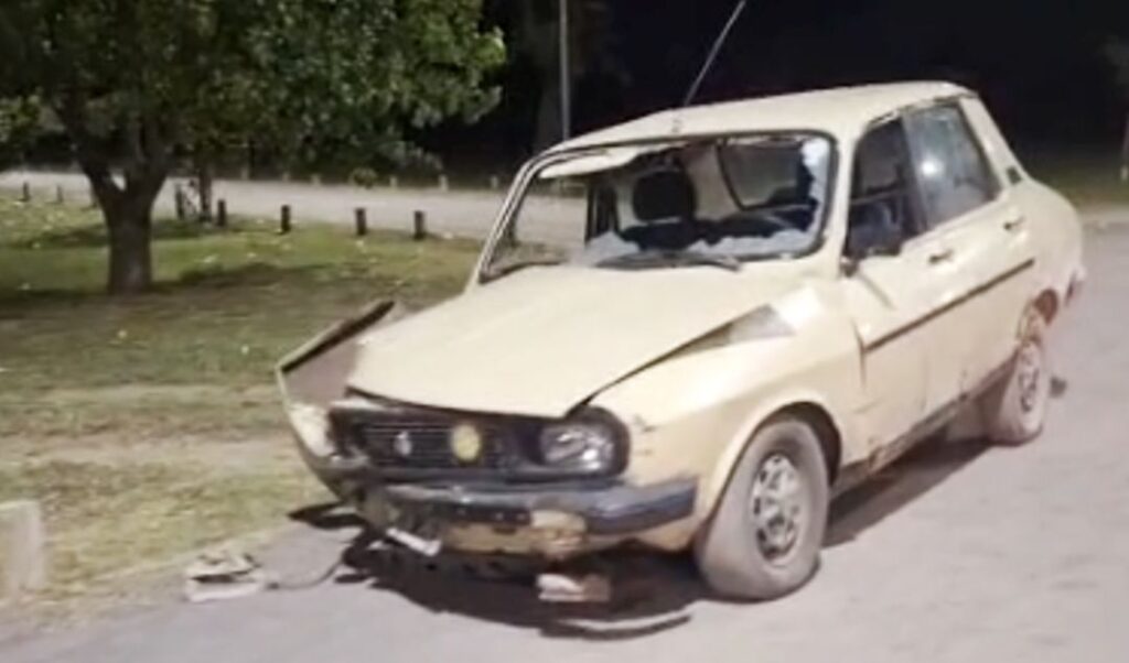 Un hecho llamativo y rodeado de misterio se registró en las últimas horas en el Ecoparque, donde fue hallado un vehículo totalmente destruido, sin ocupantes y con manchas de sangre, luego de los festejos de Año Nuevo.