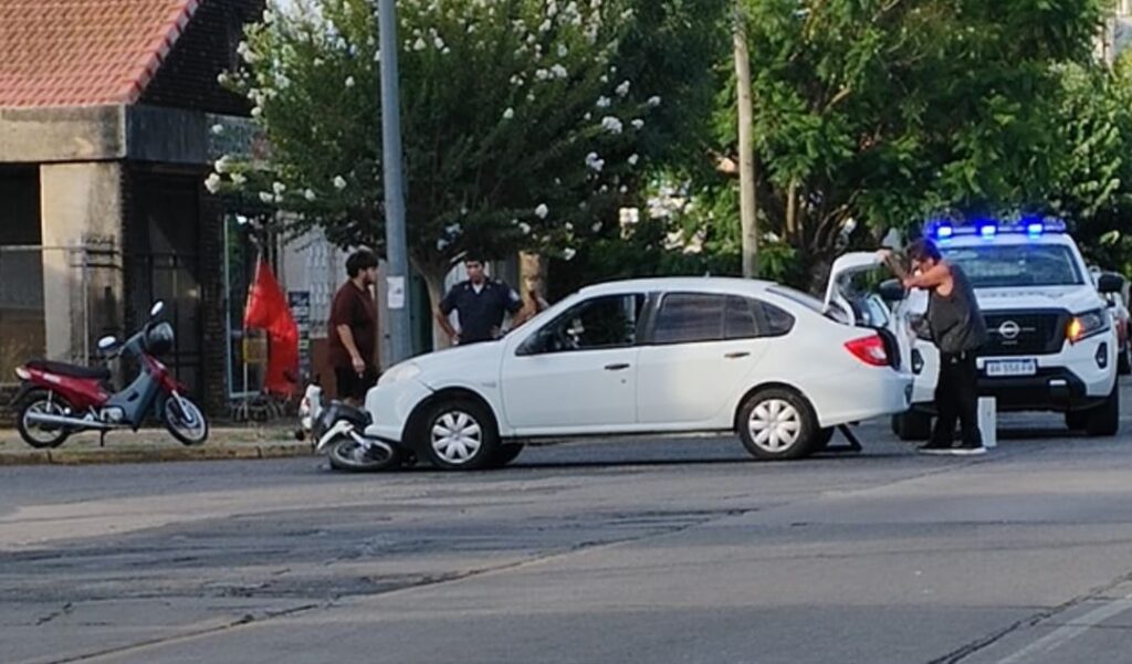Un motociclista fue atropellado este martes en la intersección de avenida Falcón y Brown, en San Nicolás, en un siniestro vial que generó preocupación entre los vecinos que presenciaron el hecho.