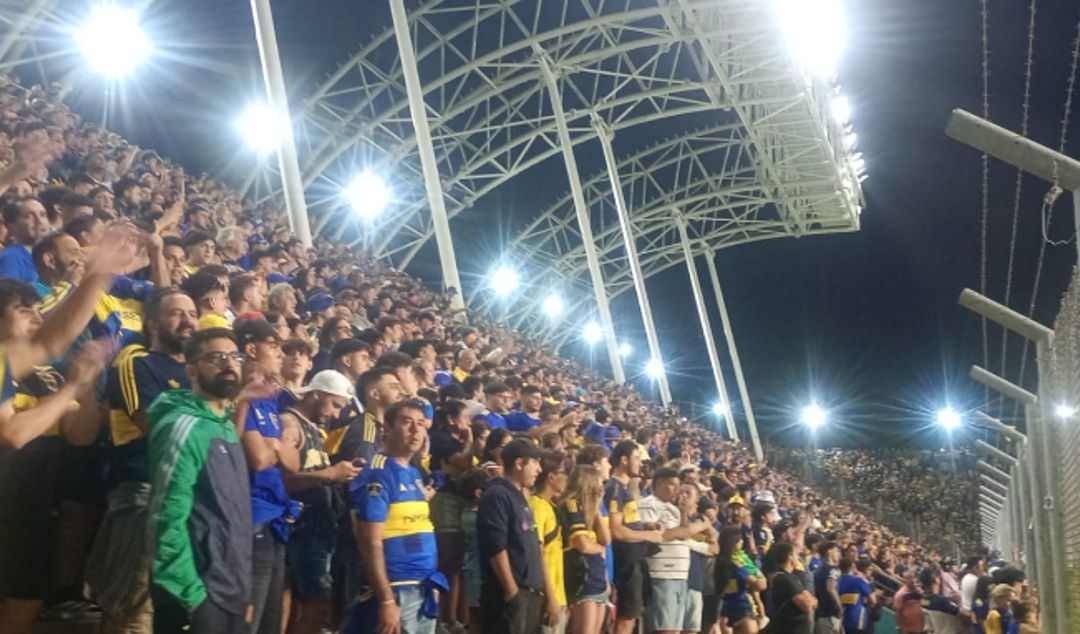 Con la presencia estelar de LEANDRO PAREDES, campeón del mundo con la Selección Argentina, Boca Juniors ganó en San Nicolás y fue protagonista de una verdadera fiesta del deporte ante un estadio colmado. Miles de familias xeneizes y fanáticos del fútbol disfrutaron de un espectáculo internacional que jerarquizó la jornada deportiva en la ciudad.