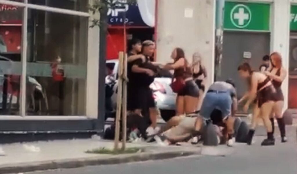 En las primeras horas de la mañana se registró un episodio de extrema violencia en pleno centro de la ciudad de San Nicolás. El hecho ocurrió en la esquina de Urquiza y Mitre, donde una joven fue brutalmente agredida por varias personas ante la mirada de transeúntes.