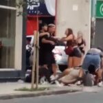 En las primeras horas de la mañana se registró un episodio de extrema violencia en pleno centro de la ciudad de San Nicolás. El hecho ocurrió en la esquina de Urquiza y Mitre, donde una joven fue brutalmente agredida por varias personas ante la mirada de transeúntes.