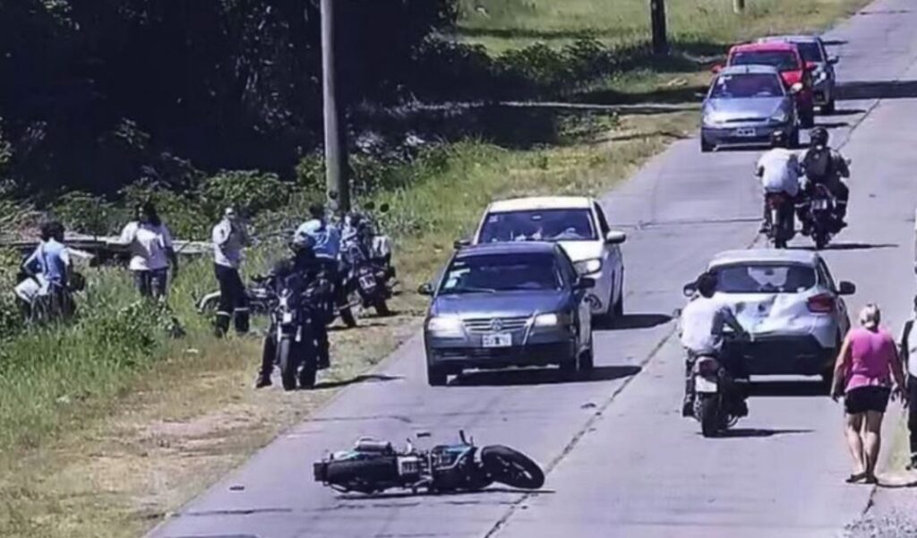 Dos motocicletas protagonizaron un grave accidente de tránsito en la zona de Presidente Perón al 300, en la localidad de La Emilia. El siniestro ocurrió cuando ambos rodados colisionaron de frente, generando importantes daños y dejando como saldo tres personas heridas.