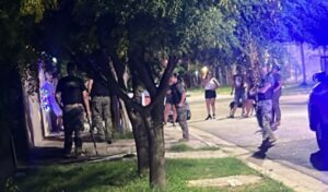 Un grave conflicto familiar ocurrido durante las primeras horas del Año Nuevo en el barrio Las Viñas terminó con una mujer herida de arma blanca, generando la intervención policial y un importante despliegue de seguridad en la zona.