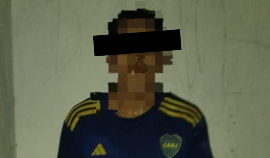 Un hombre de 27 años fue detenido en San Nicolás luego de ser sorprendido ingresando a una vivienda y de intentar darse a la fuga al advertir la presencia policial. El hecho ocurrió en la zona de calle José Rivas, entre Francia y Viamonte, y fue advertido por vecinos del lugar.