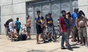 Este domingo fue un día intenso y agobiante para los hinchas de Boca Juniors en San Nicolás, quienes se acercaron masivamente para conseguir su tan ansiada entrada de cara al partido amistoso del próximo 18 de enero, un evento que ya muestra señales claras de que será un verdadero éxito.