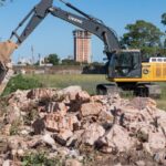 San Nicolás continúa avanzando con las obras de integración urbana que buscan consolidar el vínculo de la ciudad con el río. Durante la mañana de este miércoles comenzaron los trabajos de demolición del muro ubicado sobre calle Rivadavia, entre San Lorenzo y Pringles, una intervención clave para abrir la visual y recuperar el paisaje costero.