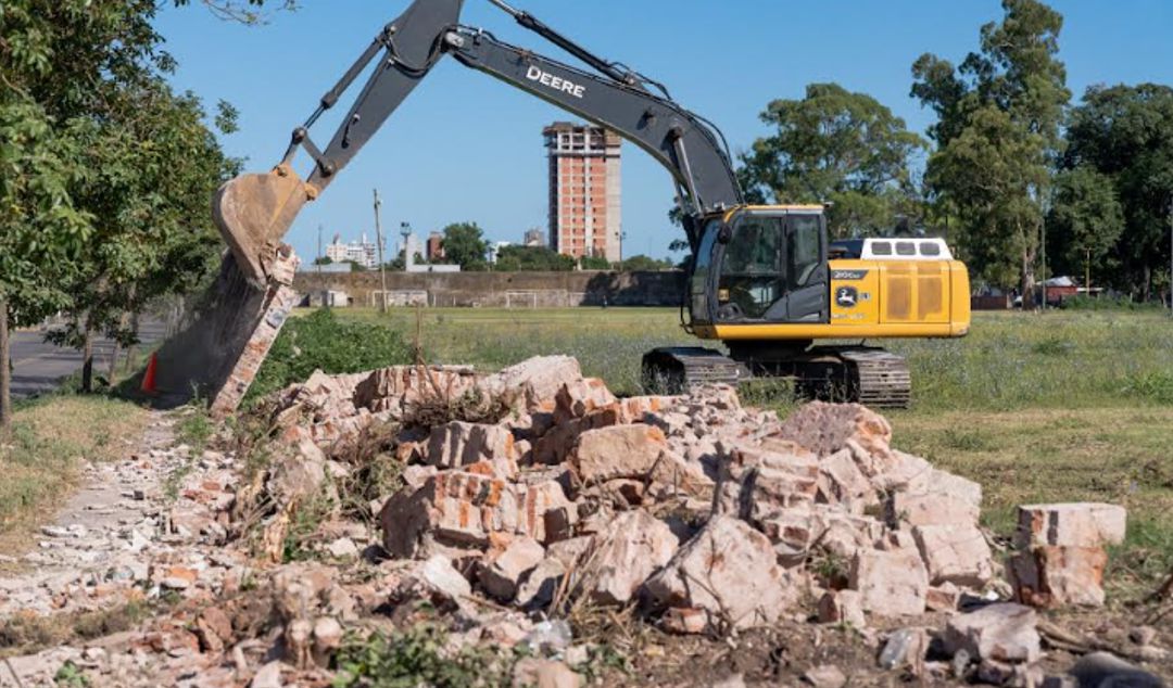 San Nicolás continúa avanzando con las obras de integración urbana que buscan consolidar el vínculo de la ciudad con el río. Durante la mañana de este miércoles comenzaron los trabajos de demolición del muro ubicado sobre calle Rivadavia, entre San Lorenzo y Pringles, una intervención clave para abrir la visual y recuperar el paisaje costero.