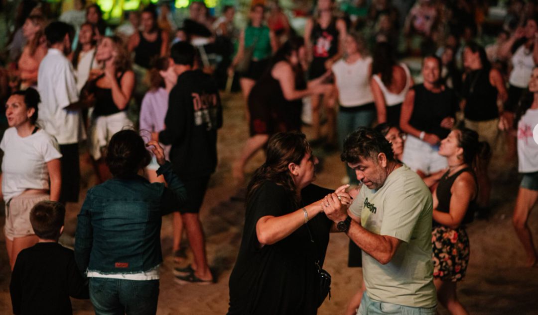 La primera luna del Veranico se vivió con un rotundo éxito, consolidando una vez más al festival como uno de los eventos más convocantes del verano. Miles de vecinos y turistas disfrutaron de una noche cargada de música, alegría y propuestas para toda la familia.