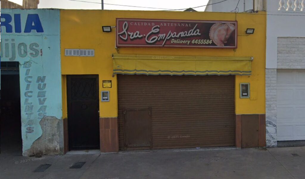 El propietario del comercio gastronómico “Sra. Empanada” fue detenido en horas de la noche del día de ayer luego de un confuso episodio ocurrido sobre avenida Savio, a pocos metros del local, donde intervino personal de la UTOI.