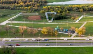 Desde el domingo 8 de febrero quedó oficialmente habilitada la nueva Avenida del Río, un moderno paseo urbano que ya comenzó a ser disfrutado por vecinos y visitantes. El nuevo tramo vial se extiende desde Avenida Falcón hasta León Guruciaga, conectando de manera directa el Paseo Costanero con la Costanera Alta y generando una alternativa clave para la circulación en la zona ribereña.