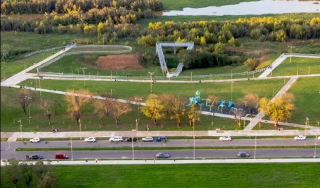 Desde el domingo 8 de febrero quedó oficialmente habilitada la nueva Avenida del Río, un moderno paseo urbano que ya comenzó a ser disfrutado por vecinos y visitantes. El nuevo tramo vial se extiende desde Avenida Falcón hasta León Guruciaga, conectando de manera directa el Paseo Costanero con la Costanera Alta y generando una alternativa clave para la circulación en la zona ribereña.