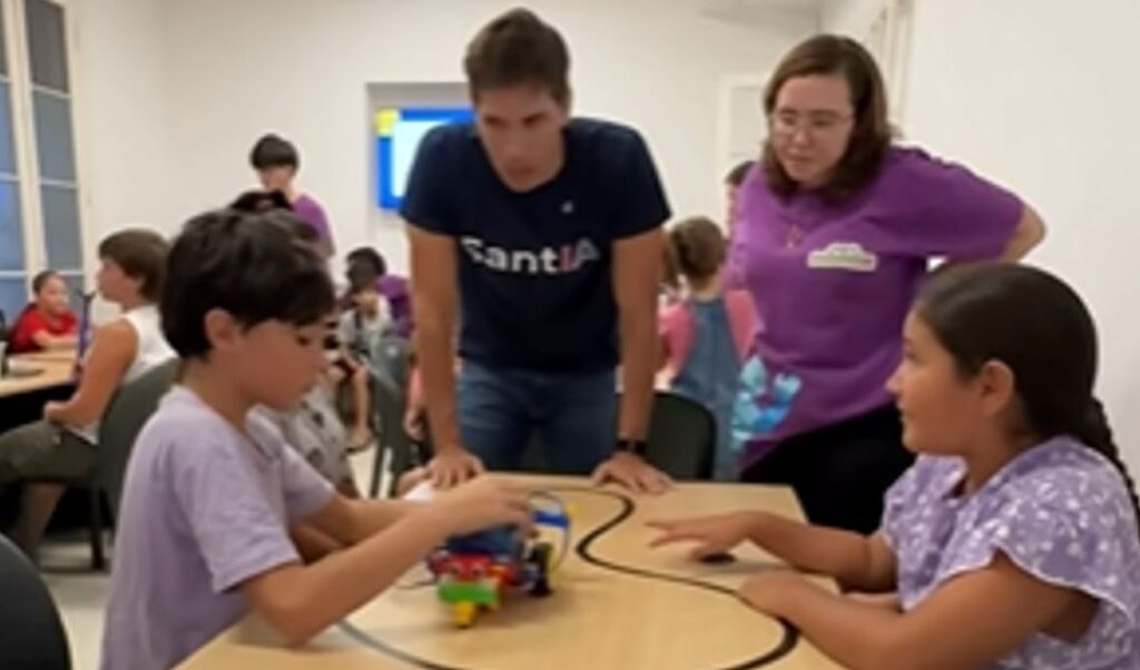 El intendente de San Nicolás, Santiago Passaglia, visitó la Colonia de Robótica para acompañar el cierre del primer grupo de la quinta edición del programa, que finalizó con 296 chicos egresados. En paralelo, el segundo grupo continúa cursando y culminará el 26 de febrero con un total de 366 alumnos.