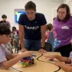 El intendente de San Nicolás, Santiago Passaglia, visitó la Colonia de Robótica para acompañar el cierre del primer grupo de la quinta edición del programa, que finalizó con 296 chicos egresados. En paralelo, el segundo grupo continúa cursando y culminará el 26 de febrero con un total de 366 alumnos.