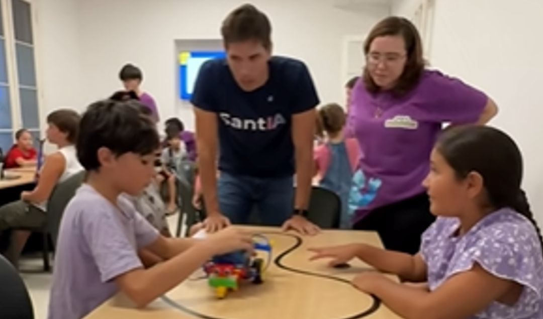 El intendente de San Nicolás, Santiago Passaglia, visitó la Colonia de Robótica para acompañar el cierre del primer grupo de la quinta edición del programa, que finalizó con 296 chicos egresados. En paralelo, el segundo grupo continúa cursando y culminará el 26 de febrero con un total de 366 alumnos.