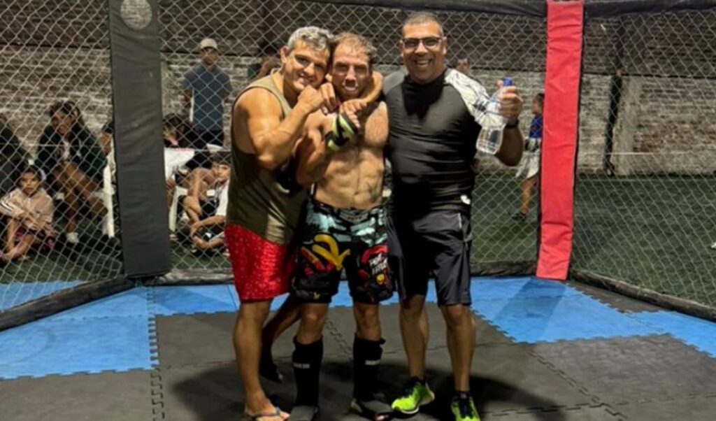 Franco “El Lobo” Tombolesi tuvo una actuación demoledora en la noche de ayer en el Club Defensores de San Pedro y consiguió una victoria que lo deposita directamente en la pelea por el título argentino de MMA en la categoría superpluma. El nicoleño volvió a meterse en la jaula y no dejó dudas sobre su presente.