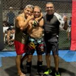 Franco “El Lobo” Tombolesi tuvo una actuación demoledora en la noche de ayer en el Club Defensores de San Pedro y consiguió una victoria que lo deposita directamente en la pelea por el título argentino de MMA en la categoría superpluma. El nicoleño volvió a meterse en la jaula y no dejó dudas sobre su presente.
