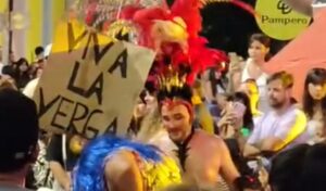 El pasado sábado se vivió una nueva edición de los tradicionales carnavales en Villa Ramallo, una fiesta popular que cada año convoca a cientos de familias. Sin embargo, en medio del color, la música y el desfile de comparsas, un episodio generó fuerte indignación entre los presentes.