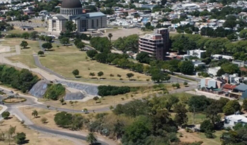 La Municipalidad de San Nicolás de los Arroyos continúa con el plan de mejoras urbanas en la zona ribereña y llevó adelante trabajos de pavimentación en la bajada que conecta la Costanera Alta con el estacionamiento de la Laguna Descubrí.