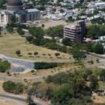 La Municipalidad de San Nicolás de los Arroyos continúa con el plan de mejoras urbanas en la zona ribereña y llevó adelante trabajos de pavimentación en la bajada que conecta la Costanera Alta con el estacionamiento de la Laguna Descubrí.