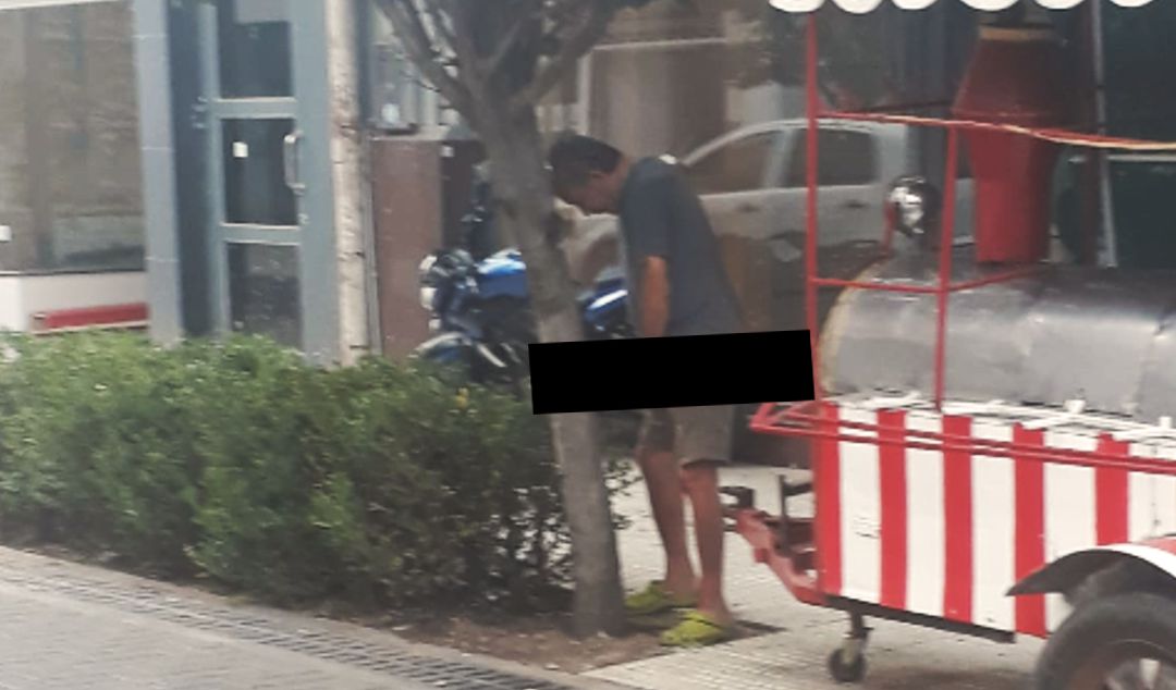 Un episodio que generó indignación y malestar entre vecinos se registró en pleno casco céntrico de San Nicolás, en la intersección de calle Nación y Urquiza, donde un hombre mayor fue filmado mientras orinaba en la vía pública, a plena luz del día.