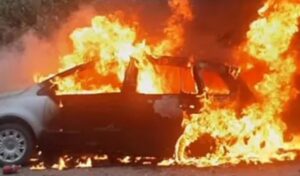 Un automóvil se incendió en la esquina de Azopardo y De la Nación, a metros de la rotonda, por causas que hasta el momento se desconocen. El vehículo fue rápidamente consumido por el fuego, generando preocupación entre quienes circulaban por la zona.