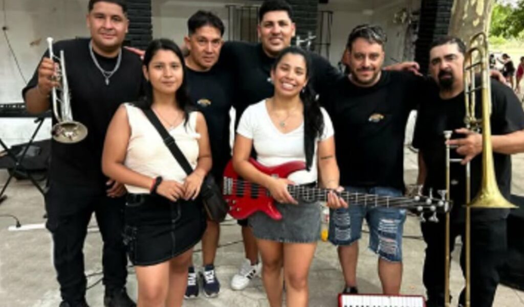 El Veranico llega a su último fin de semana con una fuerte apuesta a la música local y una grilla cargada de propuestas para todos los gustos. La banda Emily Flores será una de las grandes protagonistas de este cierre, destacándose como una de las propuestas musicales nicoleñas que viene creciendo a pasos agigantados gracias a su calidad artística y la conformación de destacados músicos locales.
