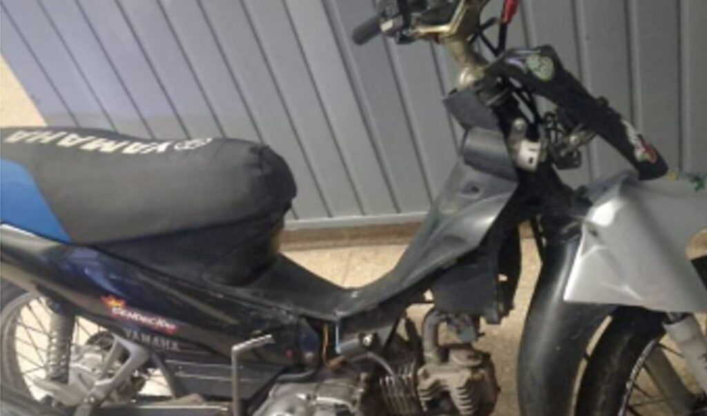 Efectivos de la Policía Local llevaron adelante un procedimiento que culminó con la recuperación de una motocicleta robada y la aprehensión de un joven de 21 años.