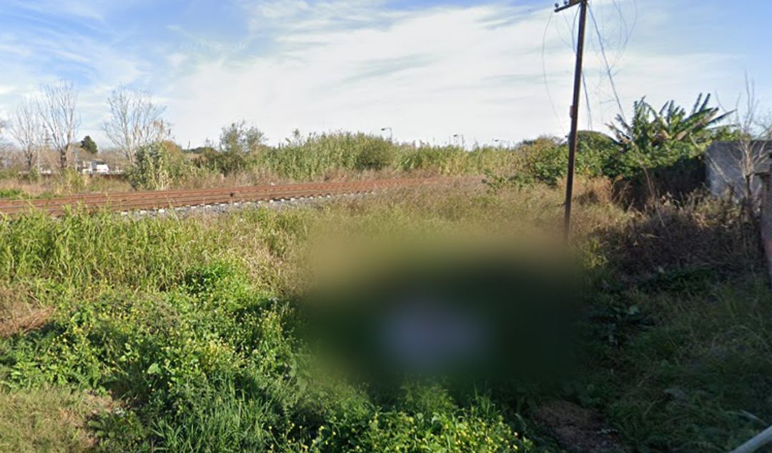Un macabro hallazgo conmocionó a los vecinos en las últimas horas, luego de que fuera encontrado el cuerpo sin vida de un hombre de 35 años al costado de las vías del ferrocarril, en un sector comprendido entre las calles Cavalli y Cochabamba.