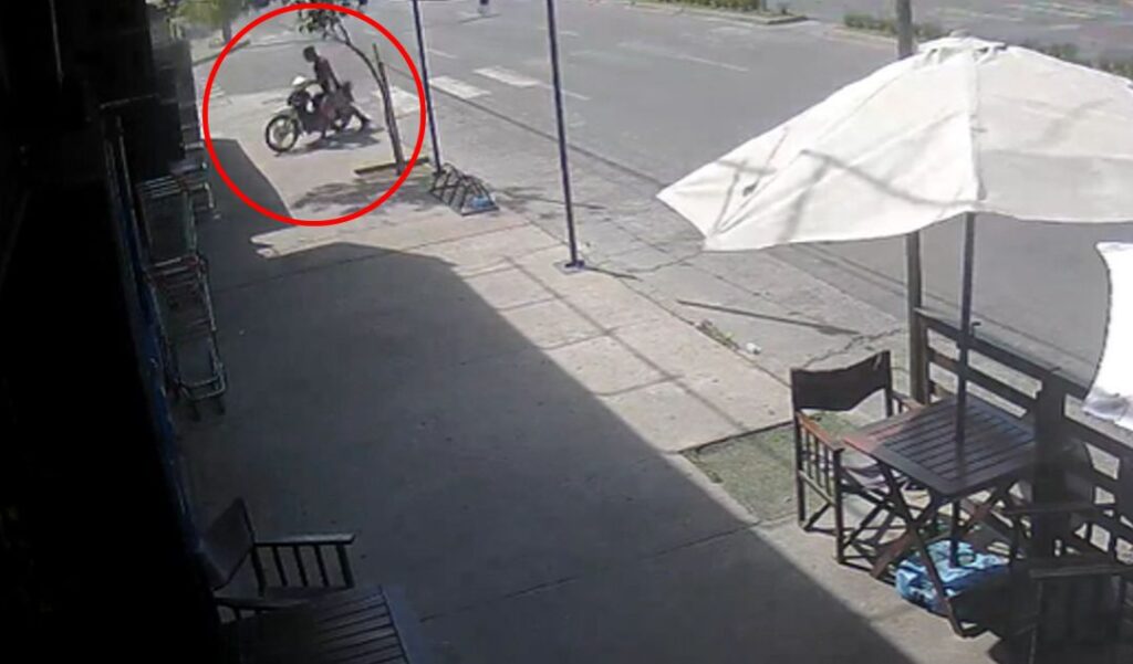 Una motocicleta fue robada en horas de la tarde de ayer en el Supermercado Malvinas, ubicado sobre avenida Savio al 1200, en un hecho ocurrido alrededor de las 16 horas.