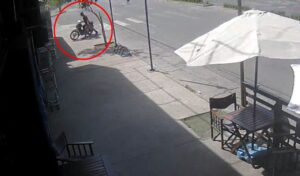 Una motocicleta fue robada en horas de la tarde de ayer en el Supermercado Malvinas, ubicado sobre avenida Savio al 1200, en un hecho ocurrido alrededor de las 16 horas.