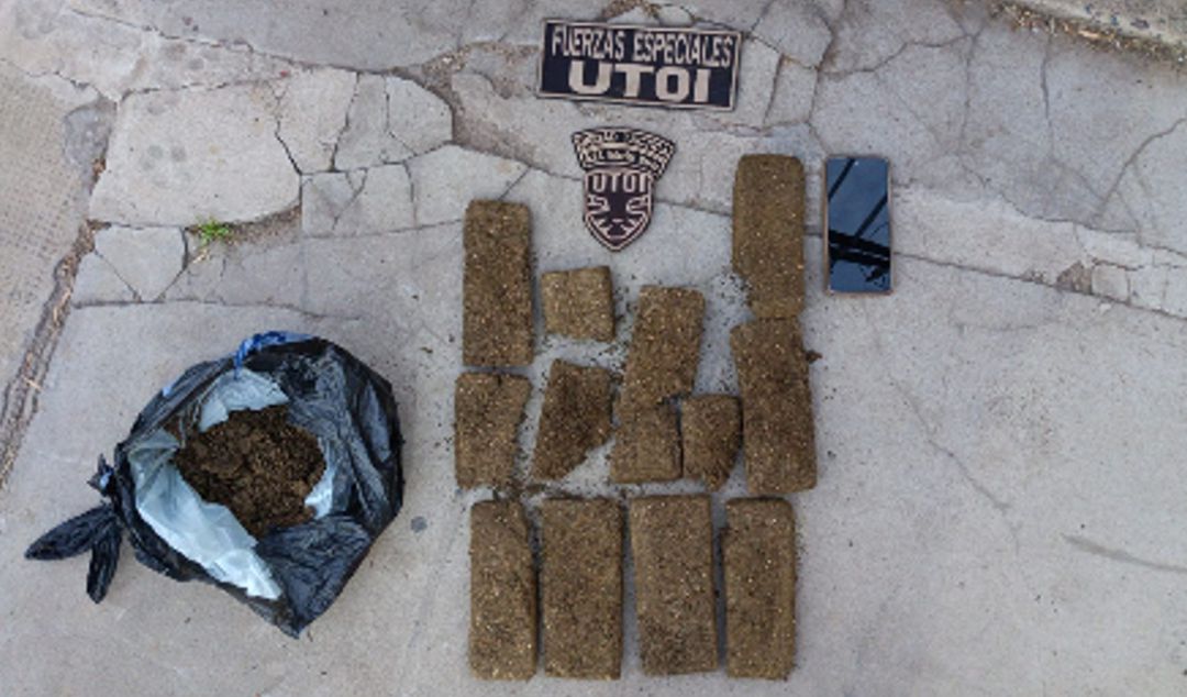 Efectivos de la Unidad Táctica de Operaciones Inmediatas (UTOI) lograron la detención de un sujeto que transportaba más de dos kilos de marihuana, luego de un recorrido preventivo realizado en distintos puntos de la ciudad.