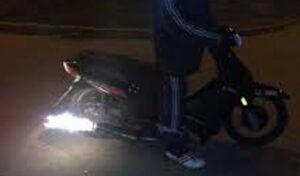 Vecinos de la zona de la Plaza del Cementerio manifestaron su preocupación y malestar por los ruidos molestos provocados por grupos de motociclistas que se reúnen durante la madrugada y realizan el conocido “corte”, generando fuertes explosiones que interrumpen el descanso de quienes viven en el sector.