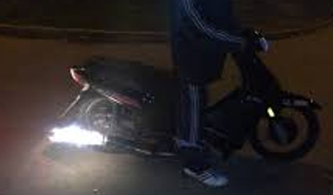 Vecinos de la zona de la Plaza del Cementerio manifestaron su preocupación y malestar por los ruidos molestos provocados por grupos de motociclistas que se reúnen durante la madrugada y realizan el conocido “corte”, generando fuertes explosiones que interrumpen el descanso de quienes viven en el sector.