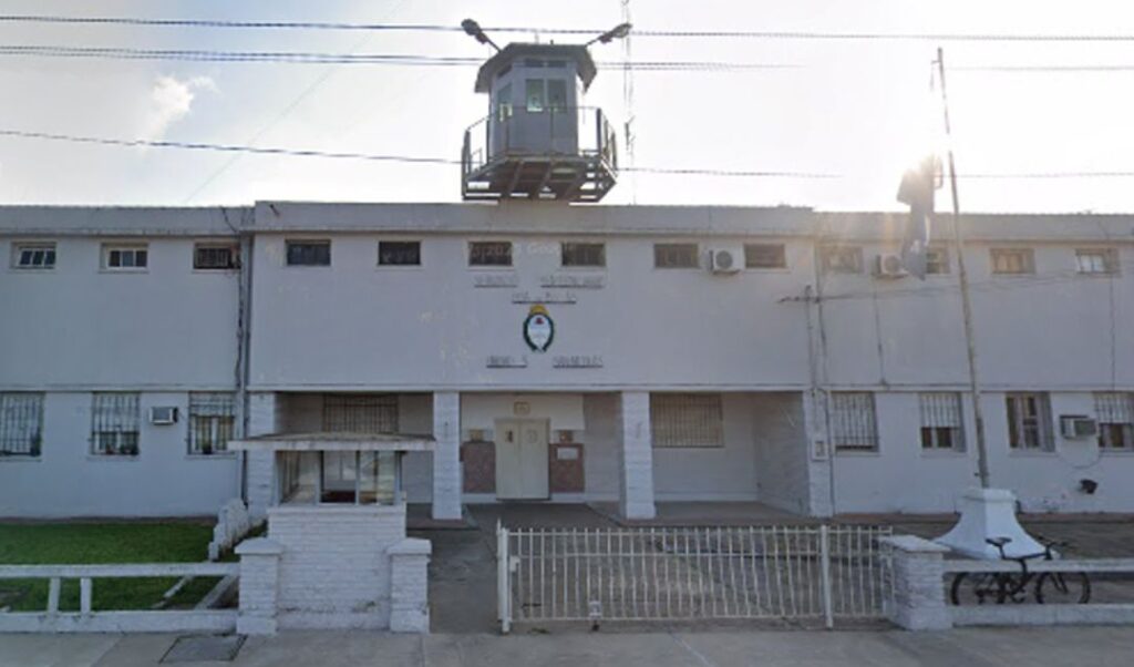 Un interno alojado en la Unidad Penitenciaria N° 3 de San Nicolás hizo público un reclamo en el que denuncia una presunta injusticia judicial. Se trata de Ramón Heredia Vázquez, quien asegura haber permanecido detenido durante más de cuatro años en una causa anterior por la que finalmente fue absuelto en un juicio por jurados.