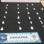 La lucha contra el narcotráfico en la región no se detiene y en las últimas horas se registró un nuevo avance en una investigación que tuvo su epicentro en la ciudad de Ramallo. Efectivos de la Delegación Departamental de Investigaciones del Tráfico de Drogas Ilícitas de San Nicolás realizaron dos allanamientos simultáneos en el marco de una causa por comercialización de estupefacientes.