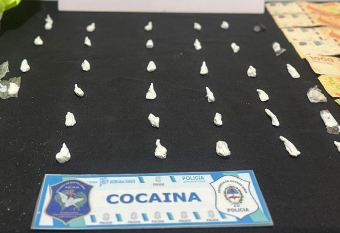 La lucha contra el narcotráfico en la región no se detiene y en las últimas horas se registró un nuevo avance en una investigación que tuvo su epicentro en la ciudad de Ramallo. Efectivos de la Delegación Departamental de Investigaciones del Tráfico de Drogas Ilícitas de San Nicolás realizaron dos allanamientos simultáneos en el marco de una causa por comercialización de estupefacientes.