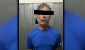 Un hombre de 38 años fue aprehendido en la ciudad de San Nicolás luego de ser sorprendido realizando exhibiciones obscenas en plena vía pública, generando alarma entre los vecinos que transitaban por la zona.