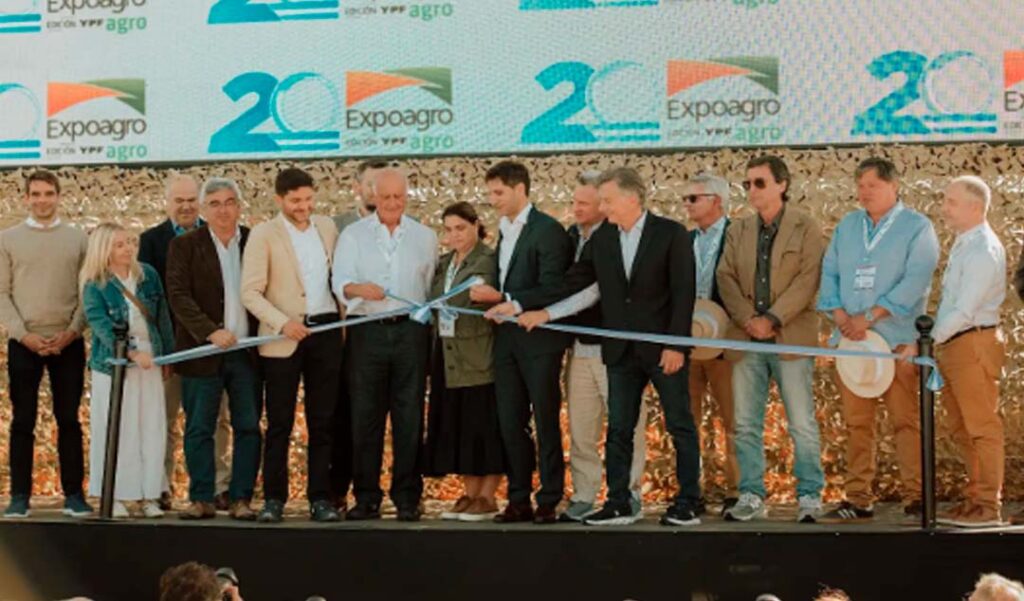 Con una gran expectativa y una importante cantidad de público, abrió sus puertas la primera jornada de Expoagro, la feria agraria más grande de Sudamérica que se desarrolla en la ciudad de San Nicolás. Desde temprano, miles de visitantes comenzaron a recorrer el predio acompañados por un sol radiante que marcó el inicio de una nueva edición del evento que reúne a productores, empresarios y referentes del sector agroindustrial de todo el país.