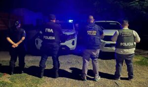 Un operativo policial permitió desbaratar un presunto punto de venta de drogas que funcionaba detrás de la fachada de una gomería en la zona oeste de San Nicolás. El procedimiento se llevó adelante luego de reiteradas denuncias de vecinos del sector, quienes manifestaban estar cansados del movimiento sospechoso y de la presunta comercialización de estupefacientes en el lugar.