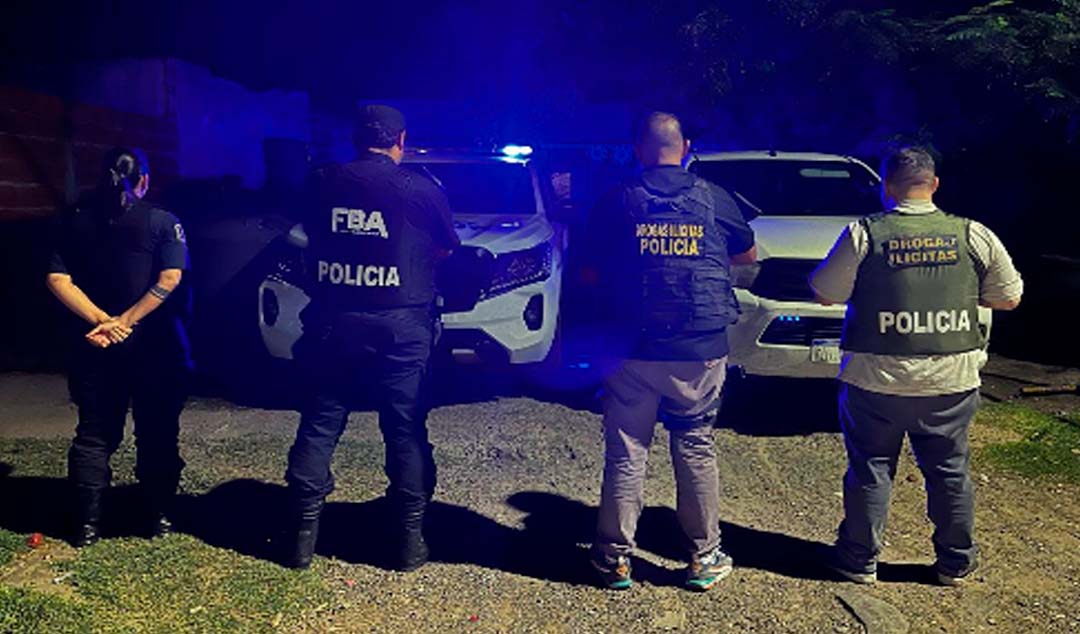 Un operativo policial permitió desbaratar un presunto punto de venta de drogas que funcionaba detrás de la fachada de una gomería en la zona oeste de San Nicolás. El procedimiento se llevó adelante luego de reiteradas denuncias de vecinos del sector, quienes manifestaban estar cansados del movimiento sospechoso y de la presunta comercialización de estupefacientes en el lugar.