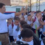 En el marco del inicio del ciclo lectivo, el intendente de San Nicolás visitó el Instituto Dámaso Valdés durante su primer día de clases. La jornada estuvo marcada por el entusiasmo de los estudiantes y docentes, que dieron comienzo a un nuevo año escolar con expectativas renovadas.
