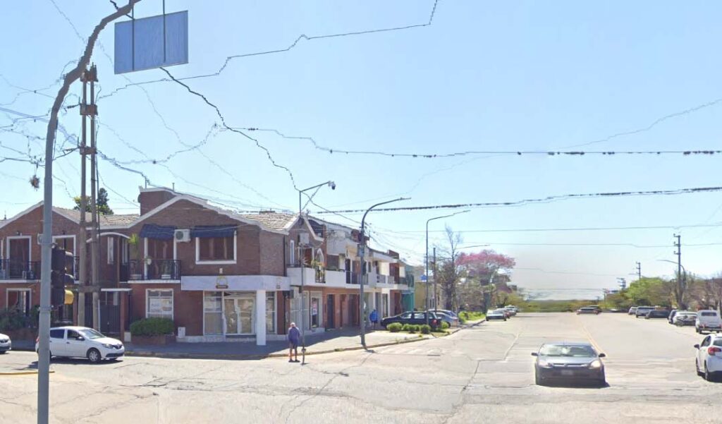 Un violento hecho de inseguridad se registró durante la madrugada del 7 de marzo en la ciudad de San Nicolás, cuando tres delincuentes ingresaron por el patio trasero de dos viviendas ubicadas sobre la avenida Alberdi y sorprendieron a sus ocupantes, a quienes maniataron y golpearon para concretar el robo.