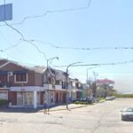 Un violento hecho de inseguridad se registró durante la madrugada del 7 de marzo en la ciudad de San Nicolás, cuando tres delincuentes ingresaron por el patio trasero de dos viviendas ubicadas sobre la avenida Alberdi y sorprendieron a sus ocupantes, a quienes maniataron y golpearon para concretar el robo.