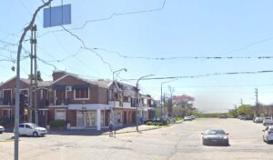 Un violento hecho de inseguridad se registró durante la madrugada del 7 de marzo en la ciudad de San Nicolás, cuando tres delincuentes ingresaron por el patio trasero de dos viviendas ubicadas sobre la avenida Alberdi y sorprendieron a sus ocupantes, a quienes maniataron y golpearon para concretar el robo.